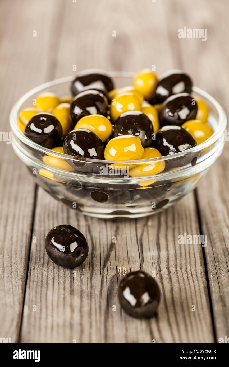Olives sur une table en bois Banque D'Images