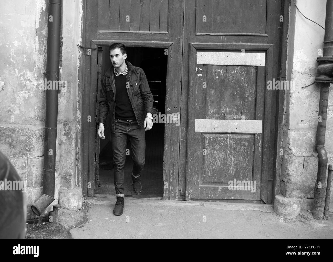 Homme confiant posant dans selvedge jeans Banque D'Images