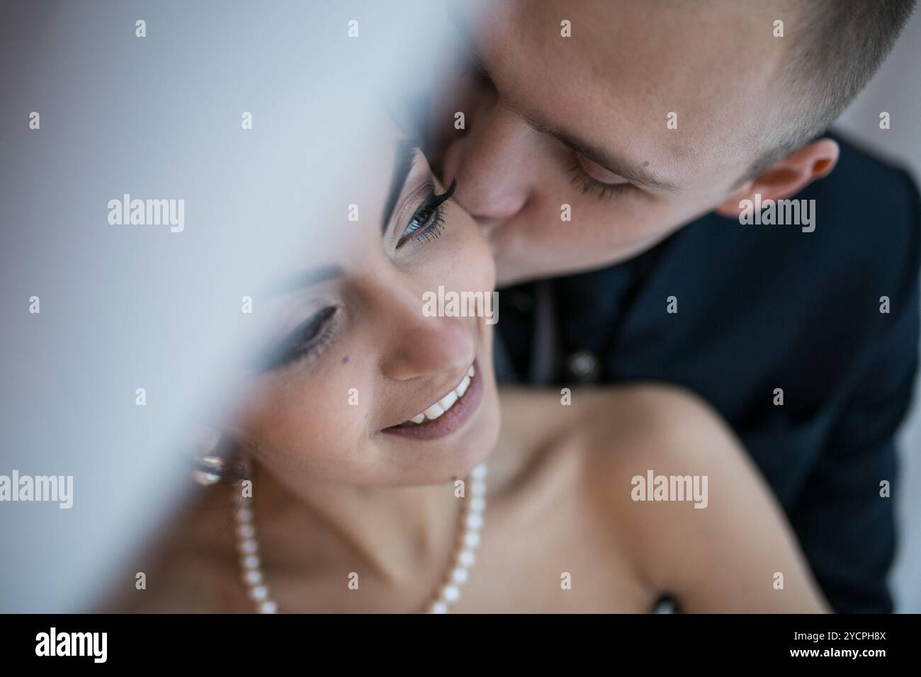 Belle Mariée européenne couple dans la chambre d'hôtel Banque D'Images