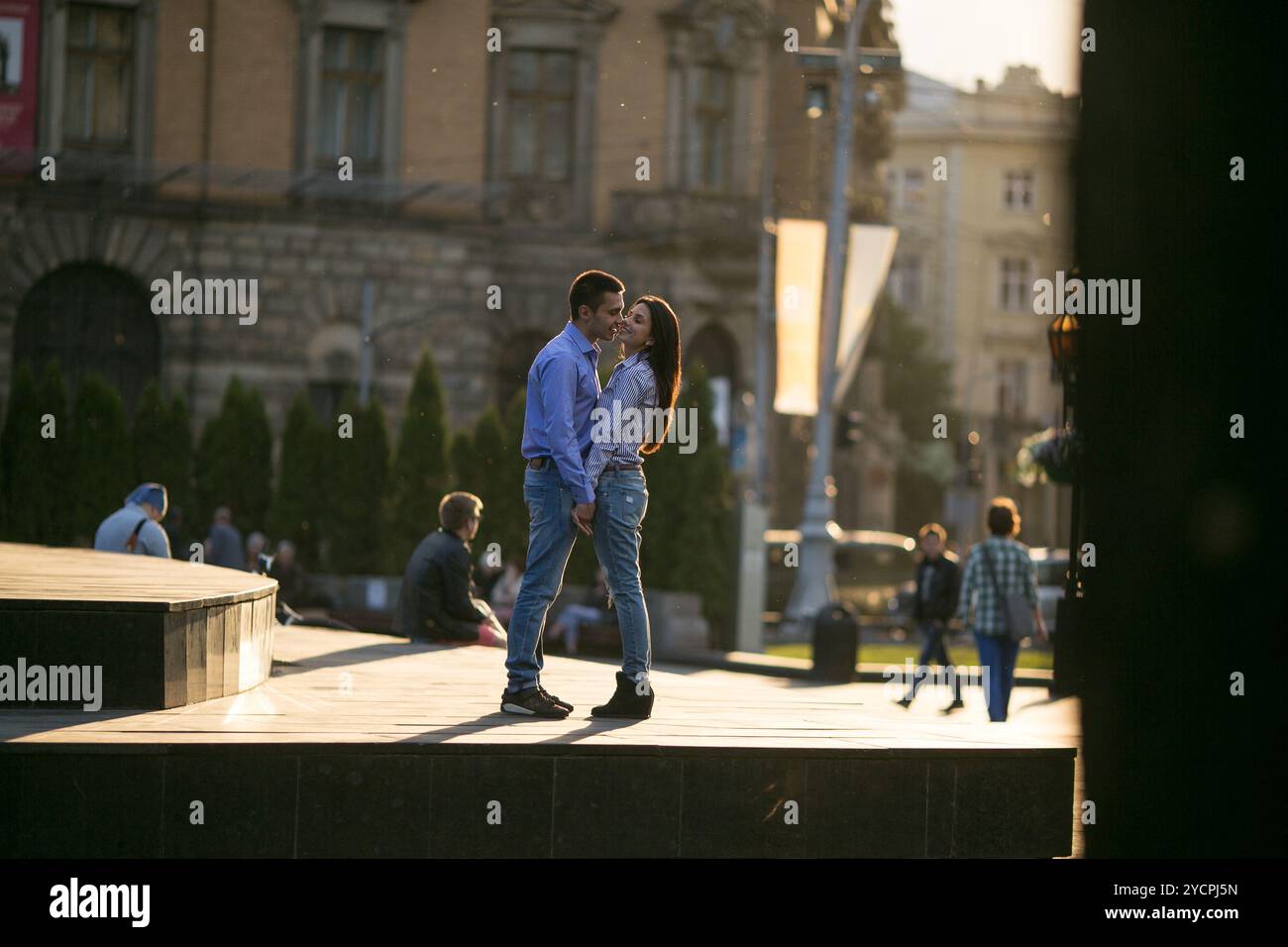 Couple s'amuser dans la ville Banque D'Images