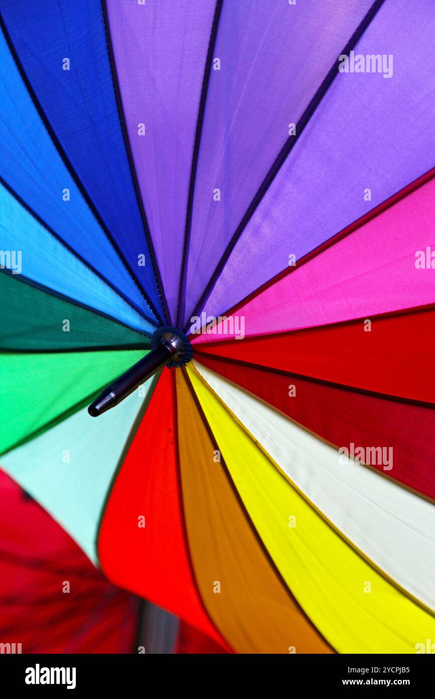Toutes les couleurs arc-en-ciel ouvert au parasol Banque D'Images