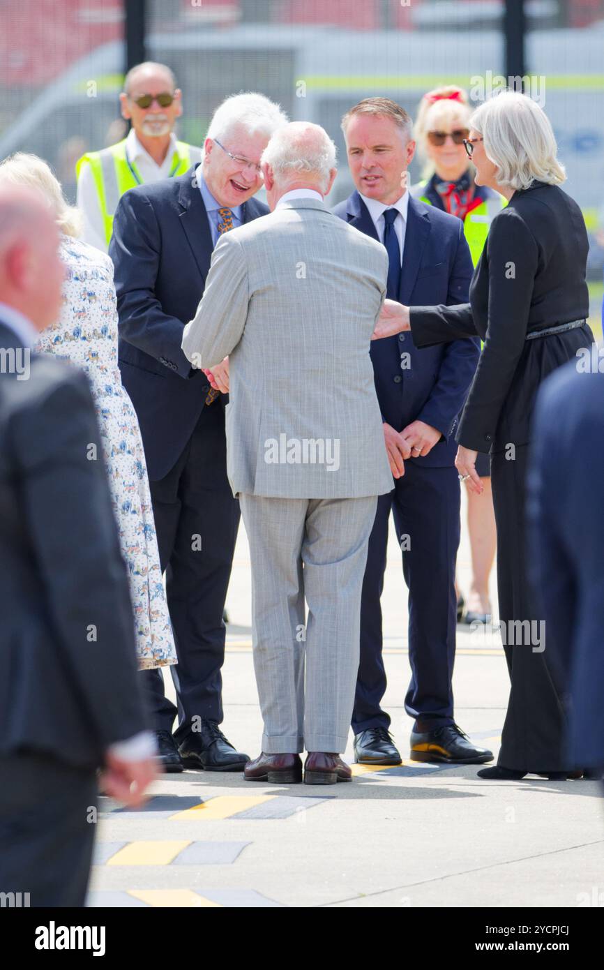 Sydney, Australie. 23 octobre 2024. Le Roi Charles III reçoit un adieu du Professeur Glyn Davis lors du départ officiel de la Reine Camilla et du Roi Charles III de l'aéroport de Sydney le 23 octobre 2024 à Sydney, Australie crédit : IOIO IMAGES/Alamy Live News Banque D'Images