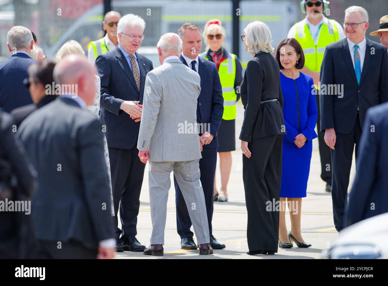 Sydney, Australie. 23 octobre 2024. Le Roi Charles III reçoit un adieu du Professeur Glyn Davis lors du départ officiel de la Reine Camilla et du Roi Charles III de l'aéroport de Sydney le 23 octobre 2024 à Sydney, Australie crédit : IOIO IMAGES/Alamy Live News Banque D'Images