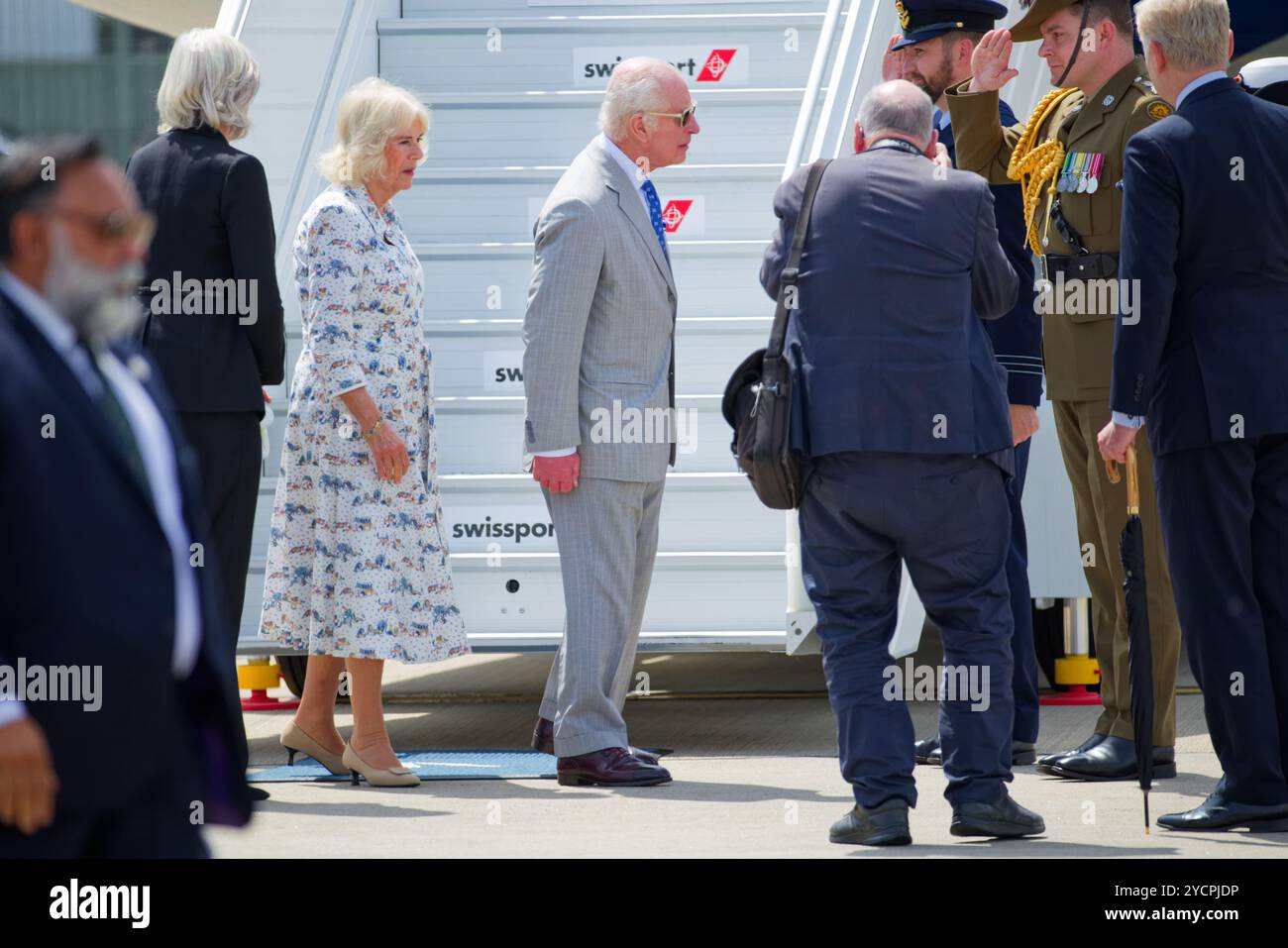 Sydney, Australie. 23 octobre 2024. La reine Camilla et le roi Charles III reçoivent un salut du personnel militaire lors du départ officiel de la reine Camilla et du roi Charles III de l'aéroport de Sydney le 23 octobre 2024 à Sydney, Australie crédit : IOIO IMAGES/Alamy Live News Banque D'Images