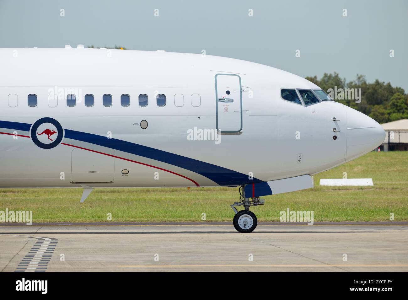 Sydney, Australie. 23 octobre 2024. L'avion de leur Majesté commence à rouler vers la piste lors du départ officiel de la Reine Camilla et du Roi Charles III de l'aéroport de Sydney le 23 octobre 2024, à Sydney, en Australie. Crédit : IOIO IMAGES/Alamy Live News Banque D'Images