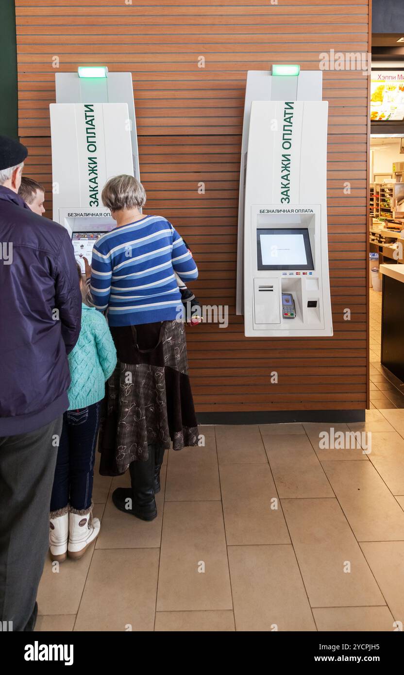 La borne libre service dans restaurant McDonald's Banque D'Images