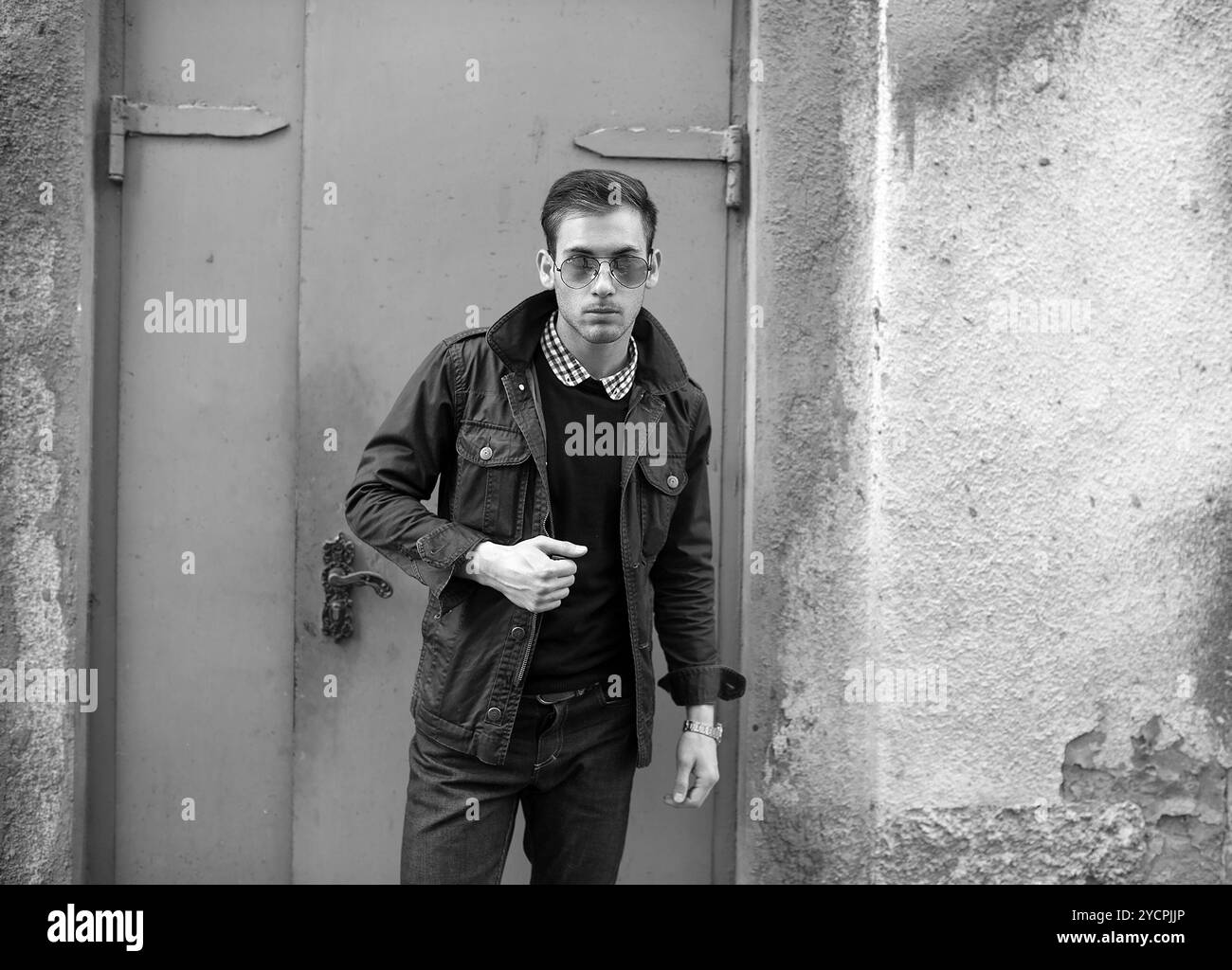 Homme confiant posant dans selvedge jeans Banque D'Images