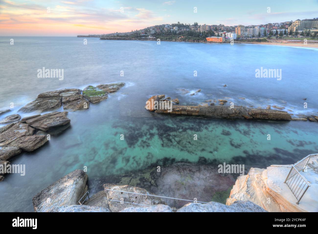 Vue imprenable depuis le sommet de la falaise surplombant le bassin rocheux nord de Coogee, dans la banlieue est de Sydney. Giles Baths est une piscine de roche naturelle, connue sous le nom de t Banque D'Images