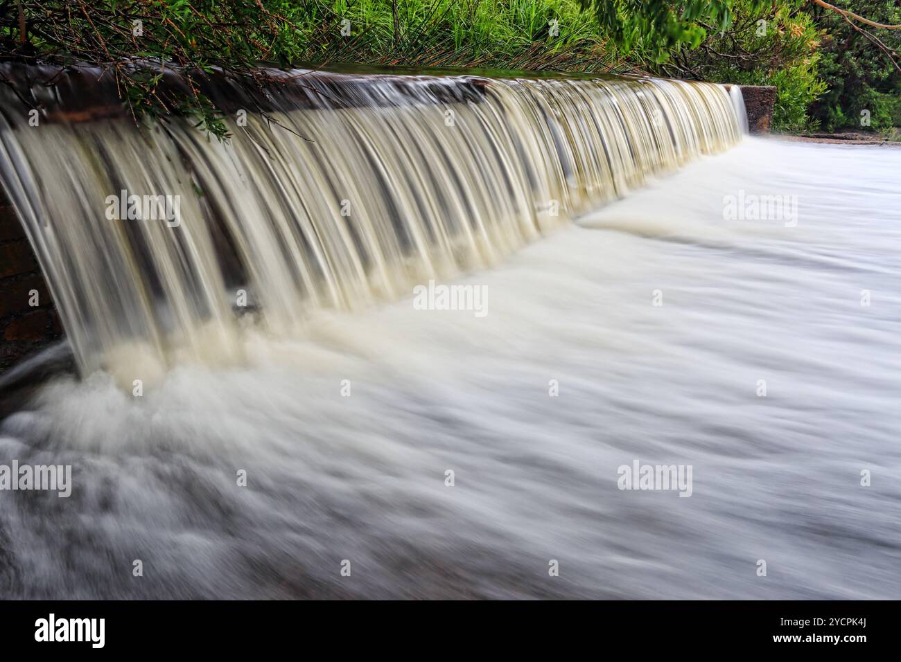 L'eau coule sur le déversoir de Coote Creek Wattamolla, dans le parc national royal, en Australie Banque D'Images