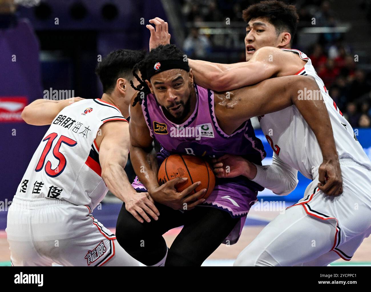 Pékin, Chine. 23 octobre 2024. Jared Sullinger (C) de Beijing Royal Fighters fait une percée lors du match de 5e tour entre Beijing Royal Fighters et Guangzhou Loong Lions lors de la saison 2024-2025 de la ligue de la Chinese Basketball Association (CBA) à Pékin, Chine le 23 octobre 2024. Crédit : HE Changshan/Xinhua/Alamy Live News Banque D'Images