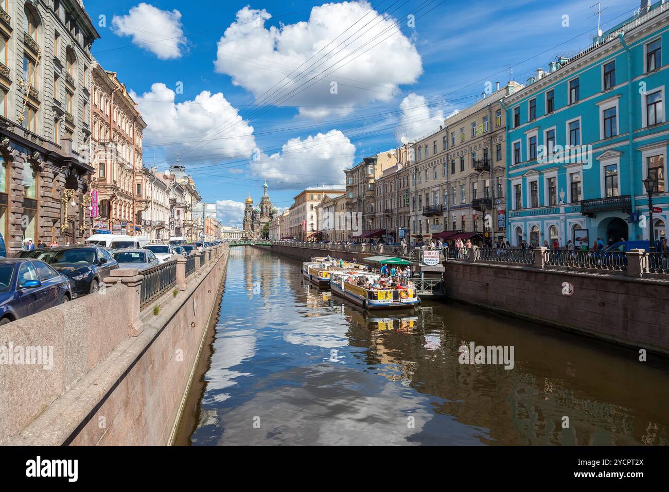 Bateaux de croisière fluviale amarrés sur le canal Griboedov à Pétersbourg, Russie Banque D'Images