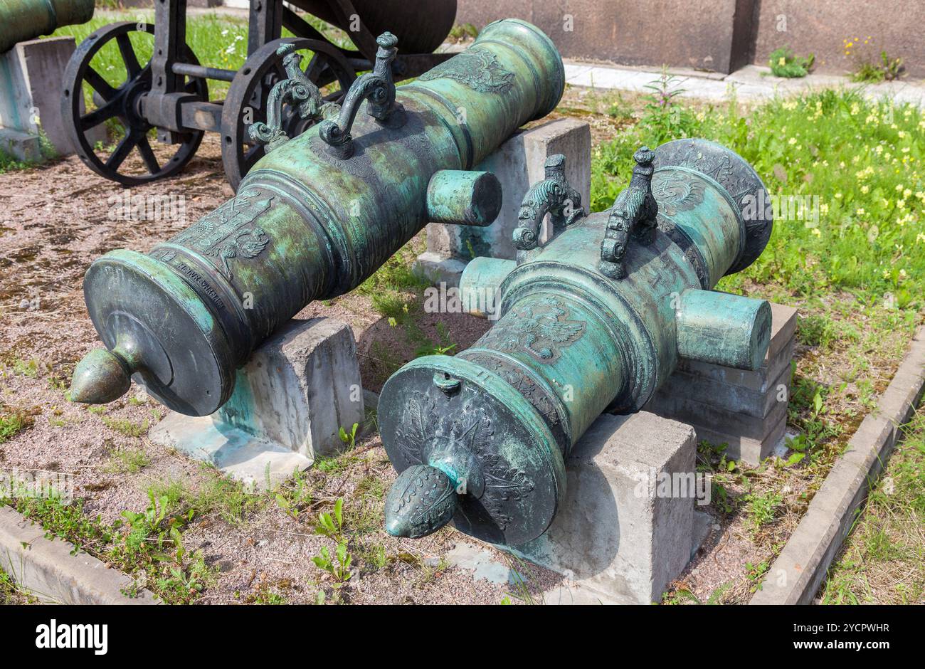 Canons en bronze antique à Saint-Pétersbourg, Russie Banque D'Images