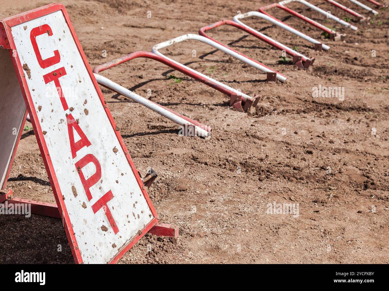 La ligne de départ en compétition de motocross, texte sur russe : START Banque D'Images