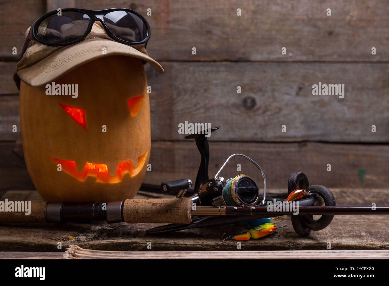 Tête de citrouille d'Halloween avec des tacles de pêche Banque D'Images Tête de citrouille d'Halloween avec des tacles de pêche Banque D'Images