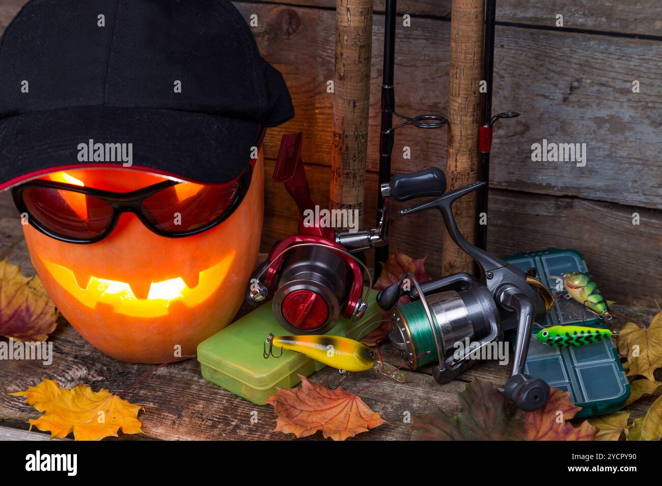 Citrouille d'Halloween en chapeau avec des tacles de pêche Banque D'Images Citrouille d'Halloween en chapeau avec des tacles de pêche Banque D'Images