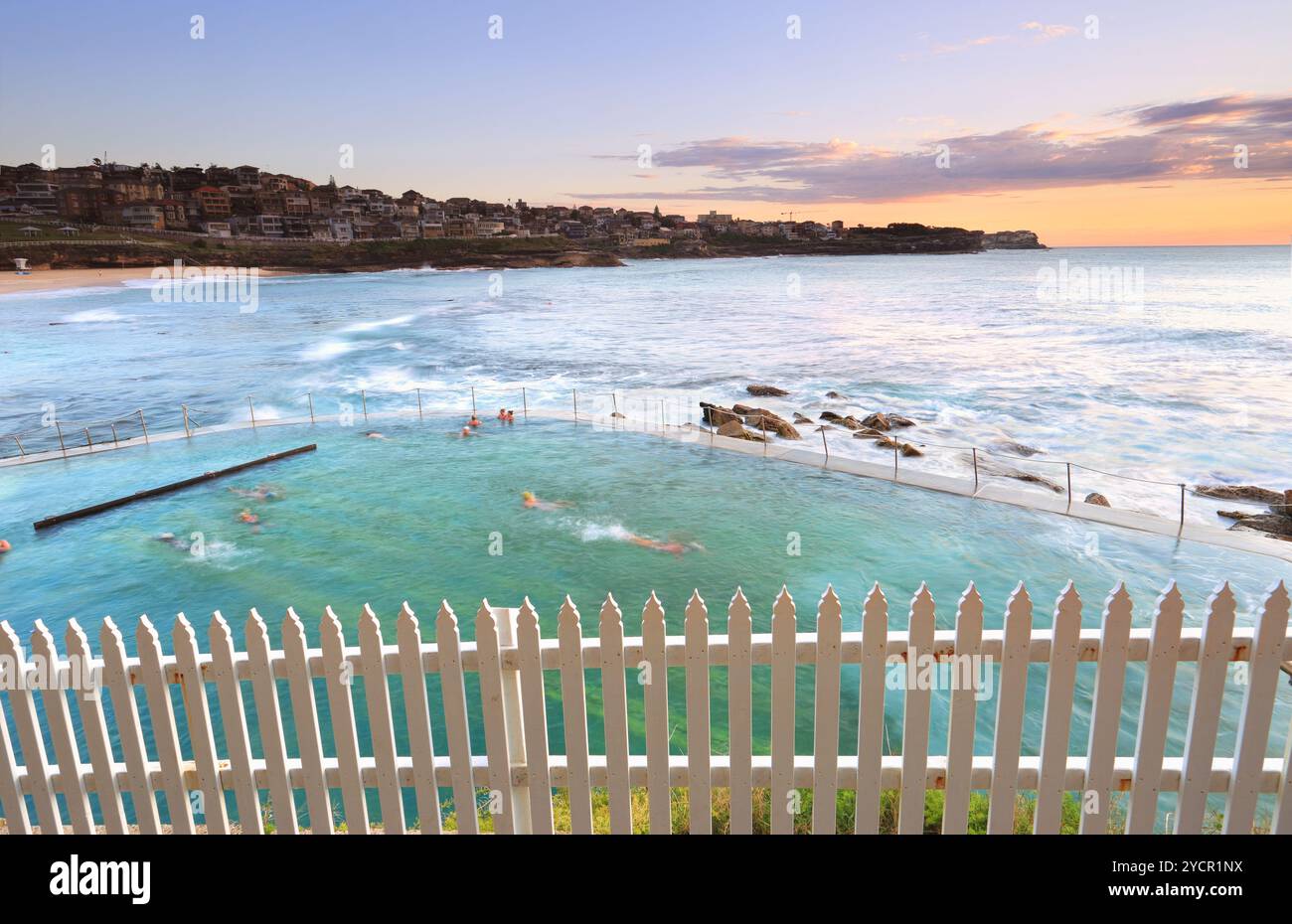 Baignade tôt le matin à Bronte Pool, Australie Banque D'Images