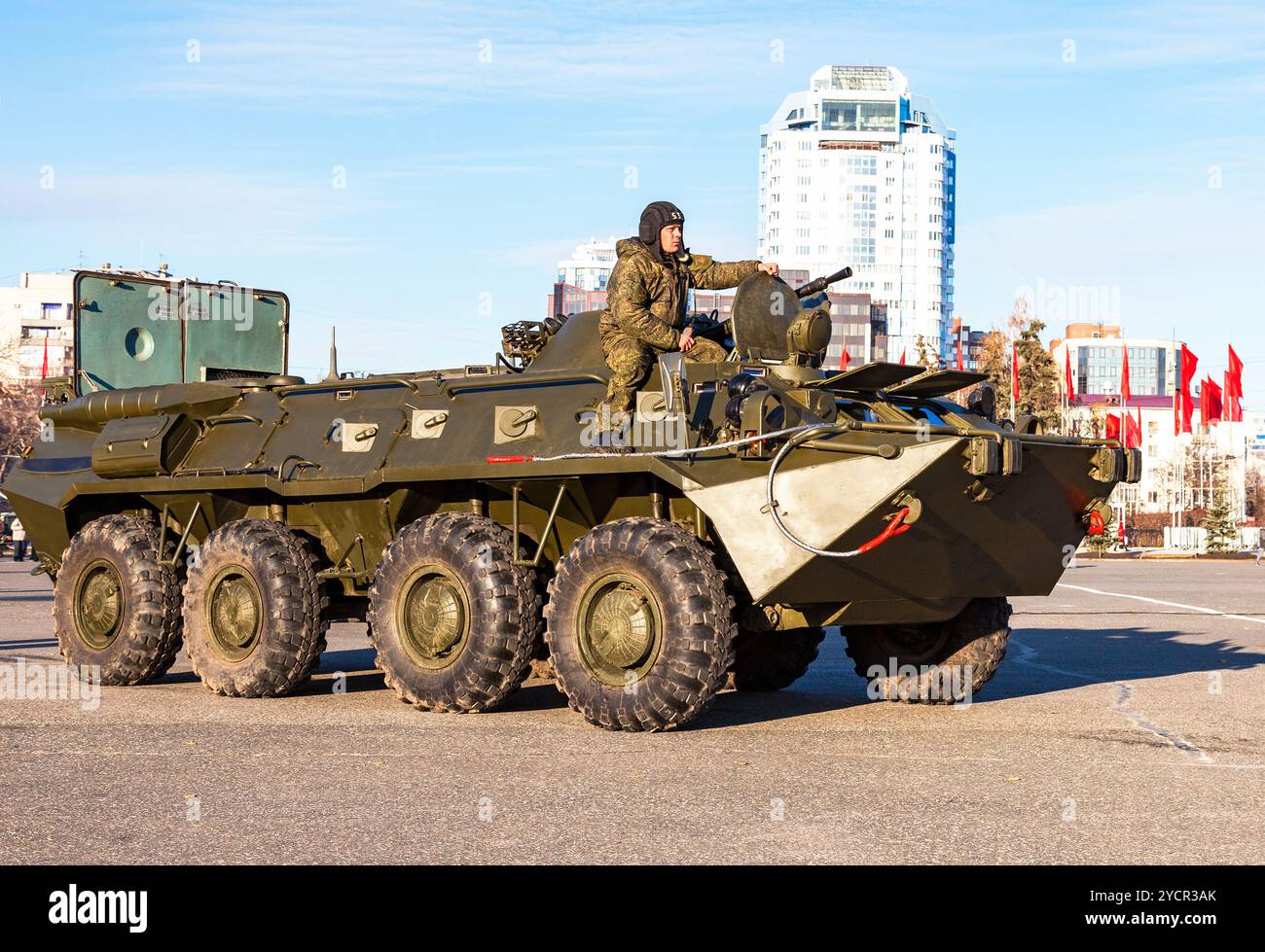 Véhicules blindés de transport de troupes de l'armée sur la place centrale de Samara, Russie Banque D'Images