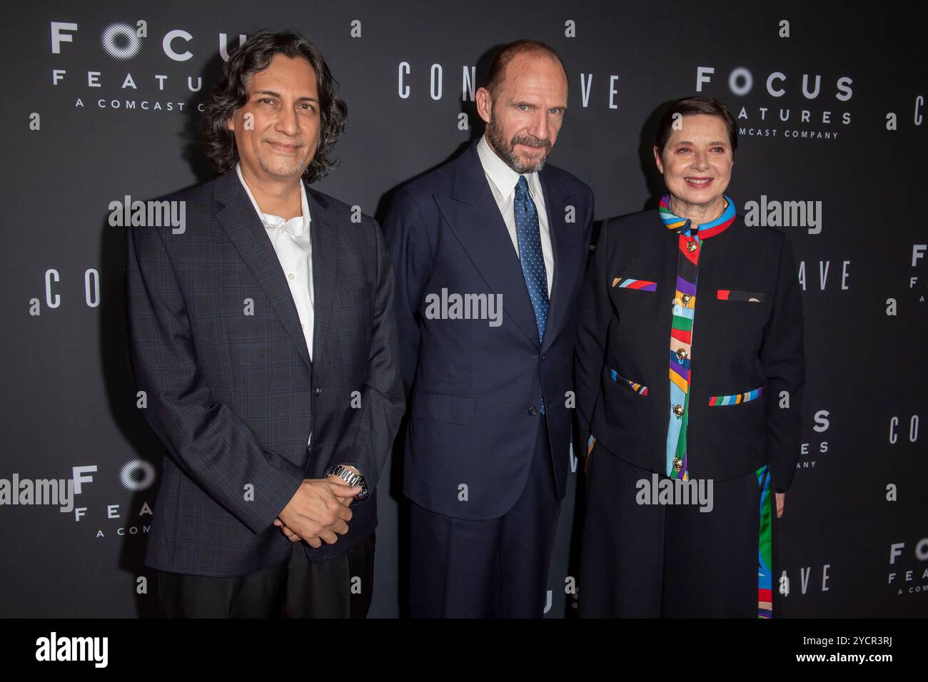 New York, États-Unis. 23 octobre 2024. NEW YORK, NEW YORK - 23 OCTOBRE : (de gauche à droite) Carlos Diehz, Ralph Fiennes et Isabella Rossellini assistent à la première de 'Conclave' New York le 23 octobre 2024 à New York. Crédit : Ron Adar/Alamy Live News Banque D'Images