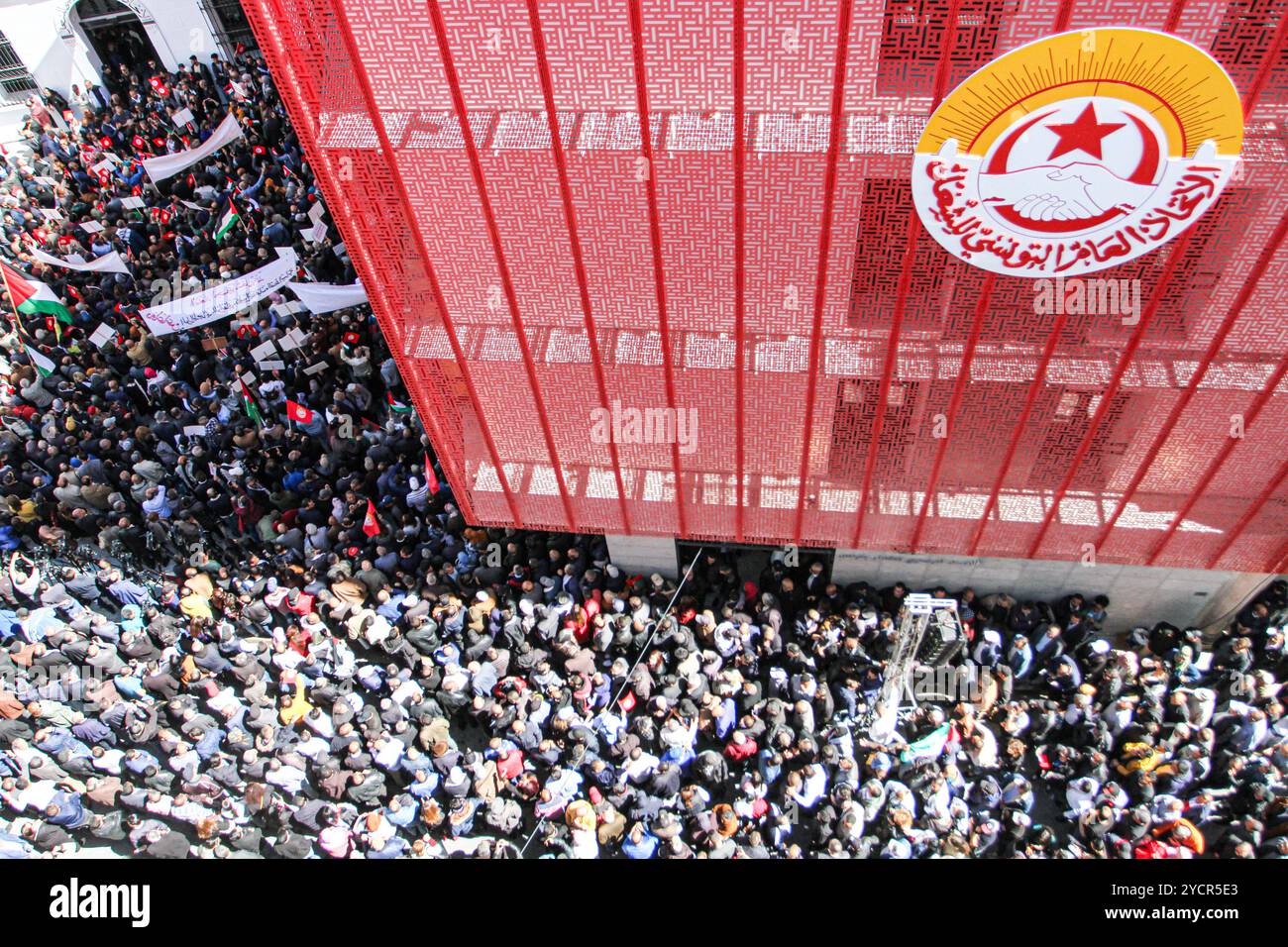 Tunis, Tunisie. 01 mai 2024. Le siège de l'Union générale tunisienne du travail (UGTT) lors d'un grand rassemblement pour marquer la Journée internationale des travailleurs à Tunis, Tunisie. L’événement a célébré la lutte des travailleurs et leurs réalisations économiques et sociales, mais aussi la résistance des Palestiniens dans la bande de Gaza assiégée et en Cisjordanie. Plusieurs drapeaux palestiniens ont été agités pendant l'événement, aux côtés du drapeau tunisien et des drapeaux de l'UGTT Banque D'Images