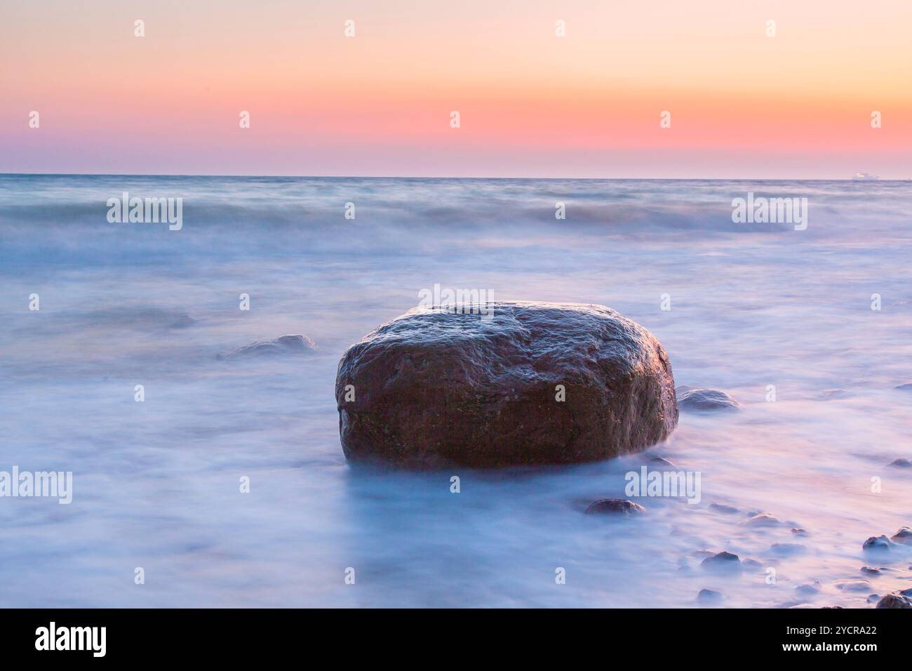 Pierres au lever du soleil sur le Brodtener Steilufer sur la mer Baltique, Schleswig-Holstein, Allemagne Banque D'Images