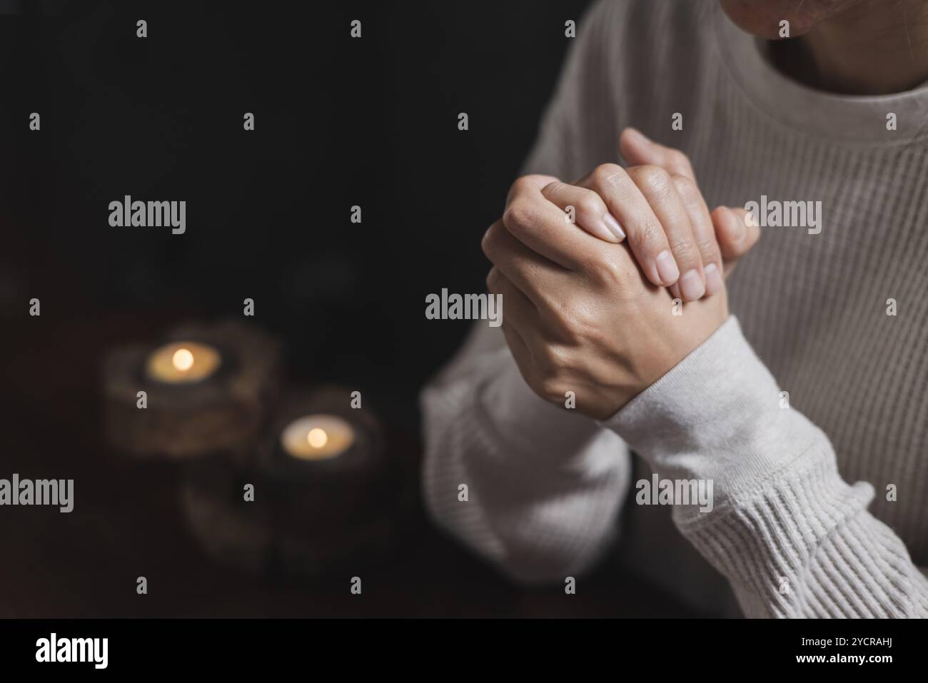 Concept de religion. Les mains humaines ensemble pardonnent et bénissent. Mains priantes de la femme. Pouvoir d'espoir ou d'amour et de dévotion. Namaste ou Namaskar remet GE Banque D'Images