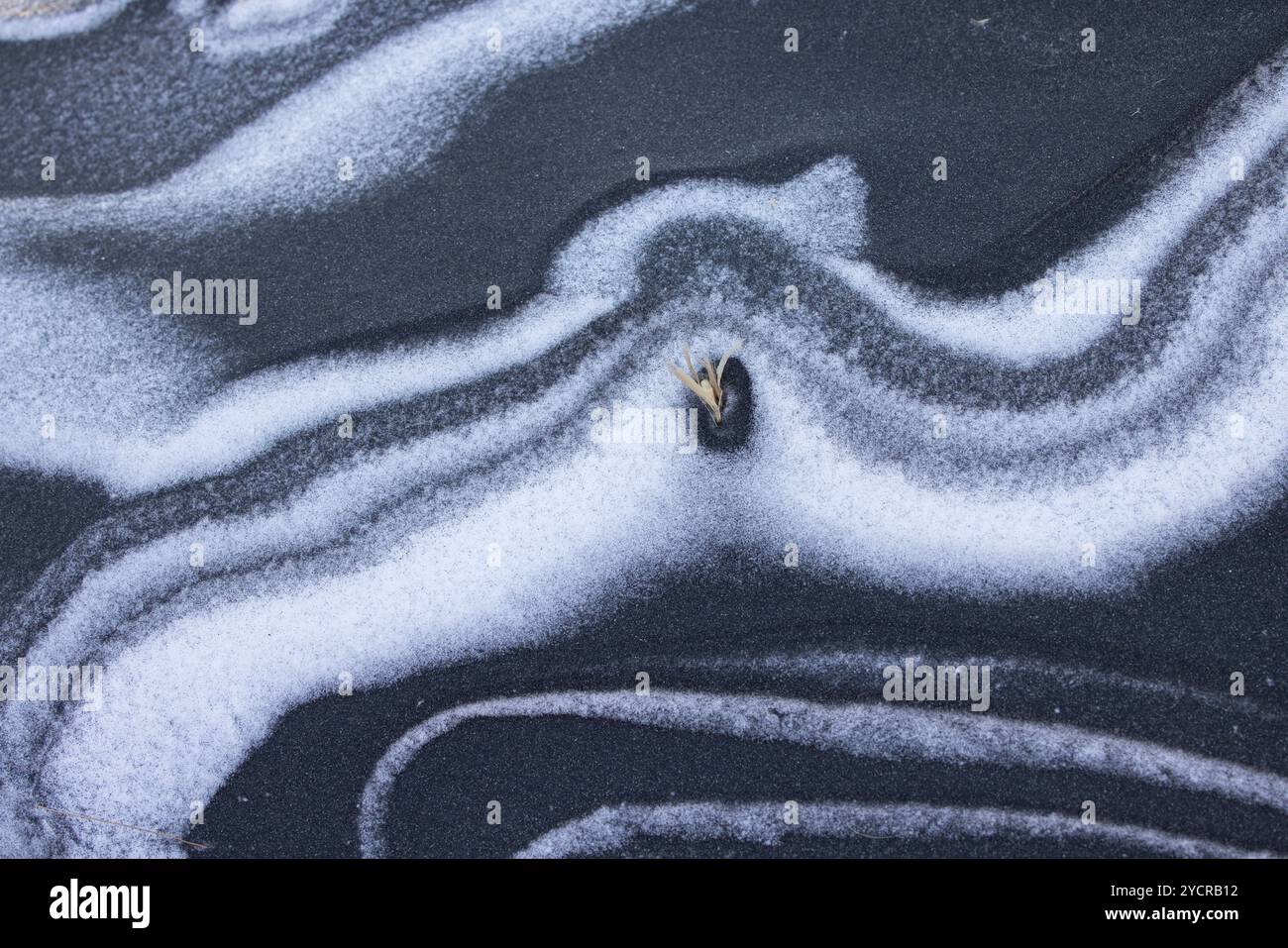 Structures de neige dans le sable de lave noir, hiver, Stokksnes, Islande Banque D'Images