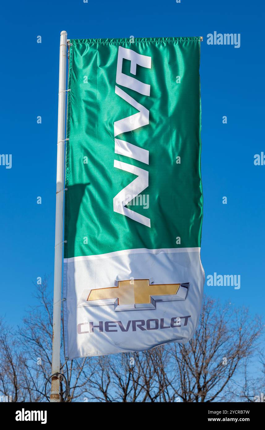 Le concessionnaire Niva Chevrolet signe contre le ciel bleu Banque D'Images