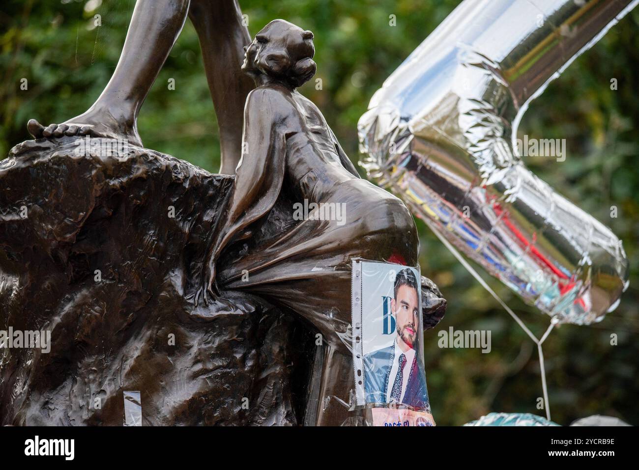 Londres, Royaume-Uni. 23 octobre 2024. La colle photo de Liam Payne collée sur la statue de fée au Hyde Park à Londres. Liam Payne, le chanteur de la One Direction est décédé le 16 octobre 2024. Depuis dimanche, les fans sont en deuil et laissent des hommages par la statue de Peter Pan au Hyde Park à Londres, au Royaume-Uni. Crédit : SOPA images Limited/Alamy Live News Banque D'Images