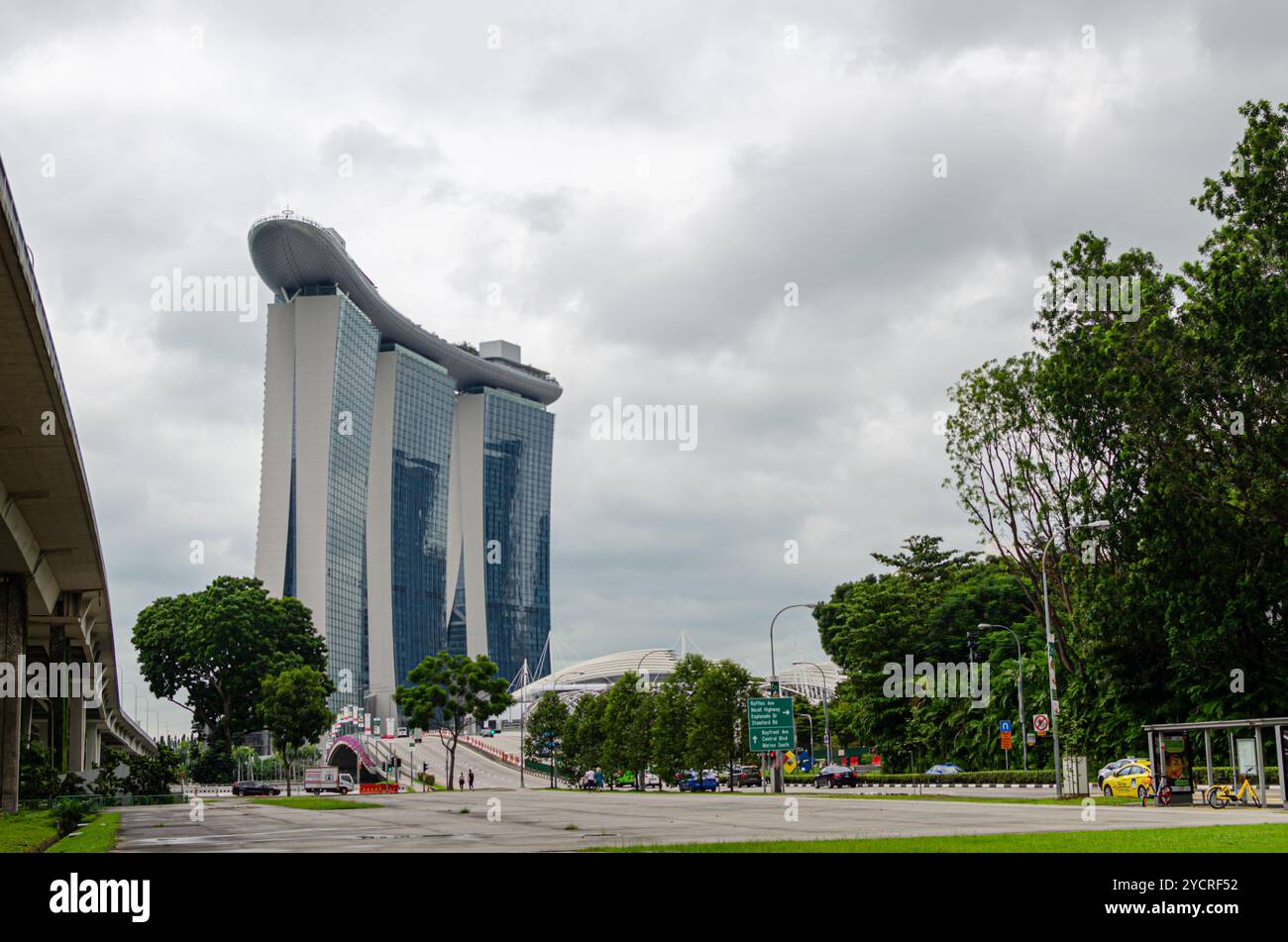 Vue sur le luxueux Marina Bay Sands depuis Bayfront Ave, Marina Bay, Singapour. Banque D'Images