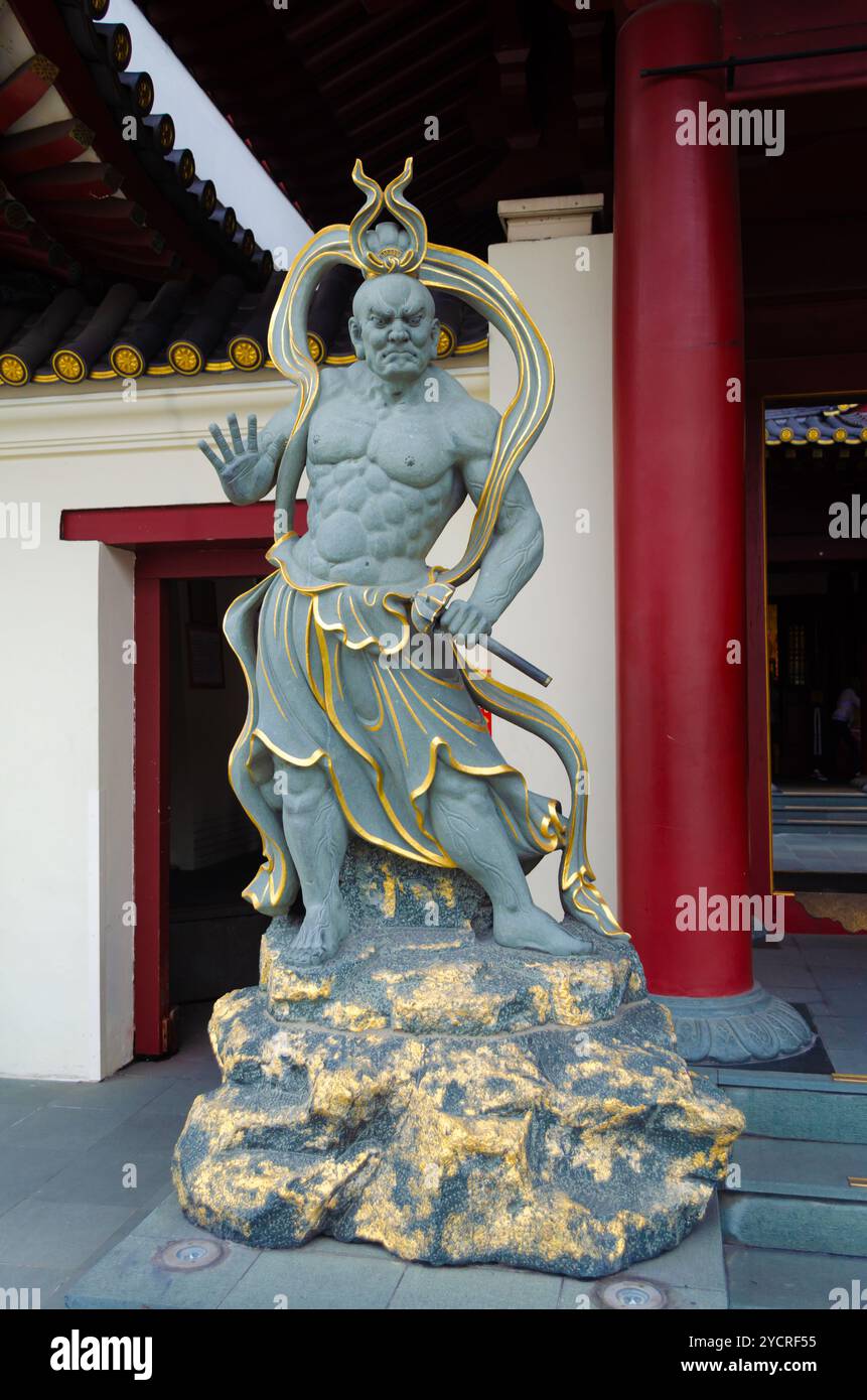 Statue d'un esprit gardien à l'entrée du temple Buddha Tooth Relic dans le quartier chinois de Singapour Banque D'Images