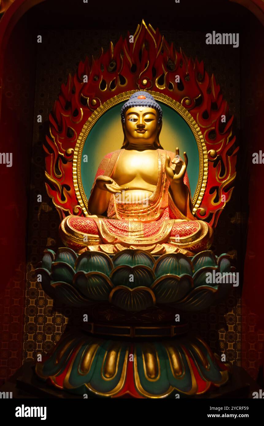 Statue de Bouddha à l'intérieur du Temple de relique de la dent de Bouddha à Singapour Banque D'Images