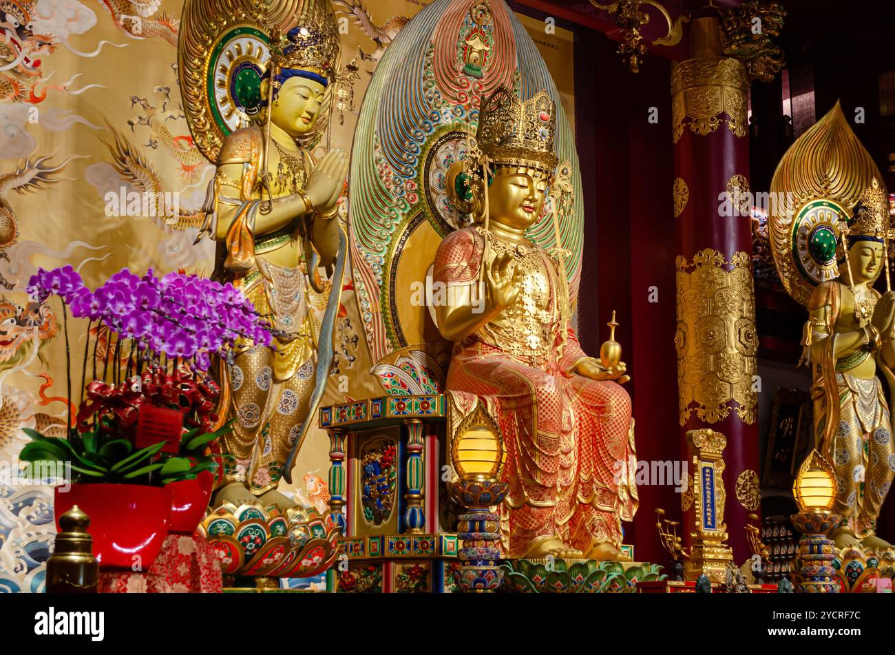 Statue de Bouddha à l'intérieur du Temple de relique de la dent de Bouddha à Singapour Banque D'Images