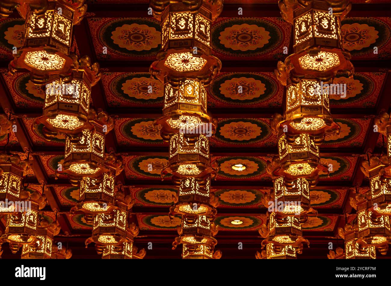 Décoration claire à l'intérieur du temple de relique des dents de Bouddha à Singapour Banque D'Images
