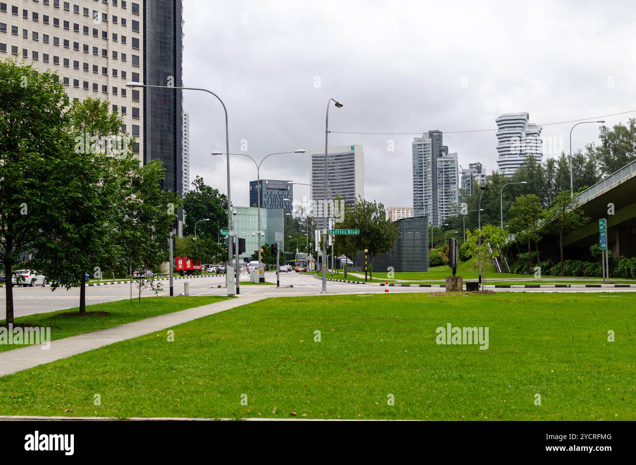 Une vue de Raffles Blvd à Singapour Banque D'Images