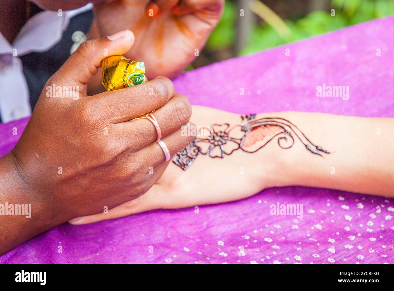 Faire un tatouage au henné, gros plan Banque D'Images