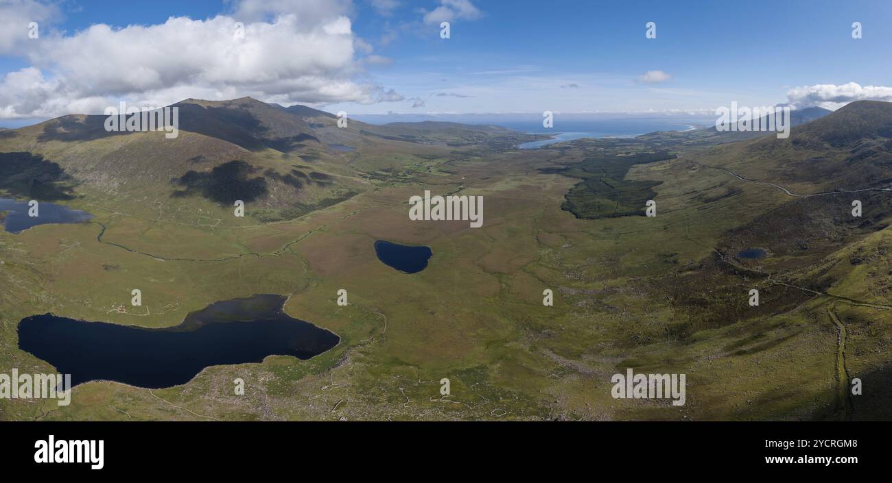 Une vue panoramique aérienne sur les montagnes de la péninsule centrale de Dingle dans le comté de Kerry en Irlande Banque D'Images