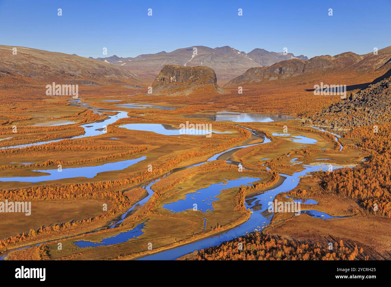 Lac, rivière, delta du fleuve, couleurs d'automne, automne, montagnes, ensoleillé, vue aérienne, Rapadalen, vue sur Namma et le parc national de Sarek, Laponie, Laponie, Laponie, S. Banque D'Images