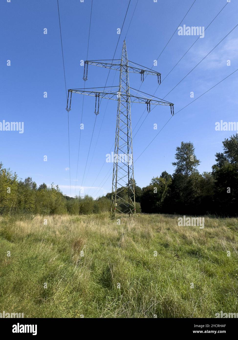 Lignes électriques aériennes lignes électriques sur ligne aérienne pylône électrique haute tension pylône électrique haute tension pylône électrique pour la suspension de lignes électriques aériennes po Banque D'Images