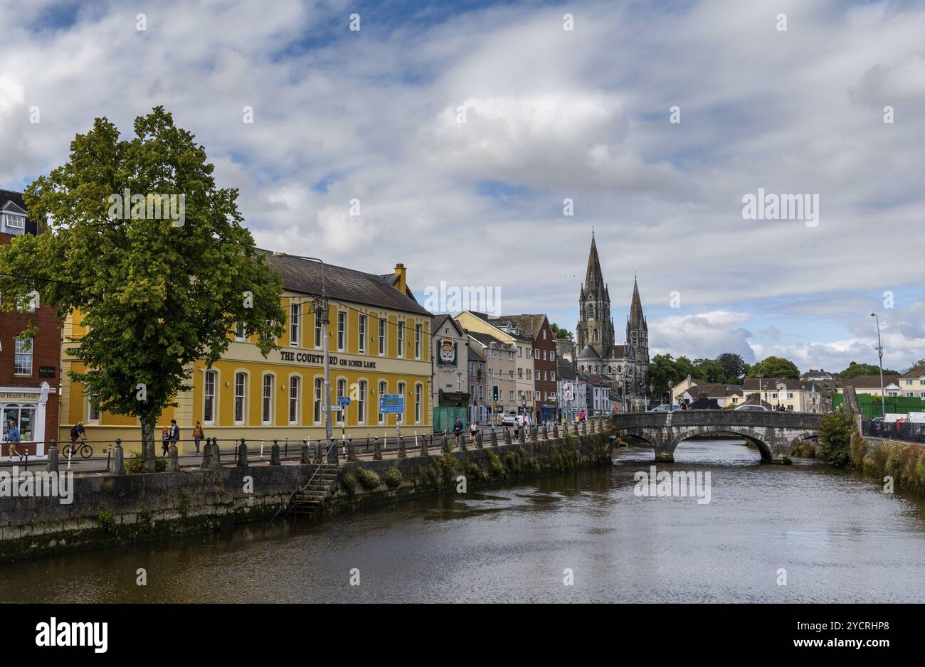 Cork, Irlande, 16 août 2022 : la rivière Lee et le centre-ville de Cork avec les flèches de la cathédrale Saint fin barre en arrière-plan, Europe Banque D'Images