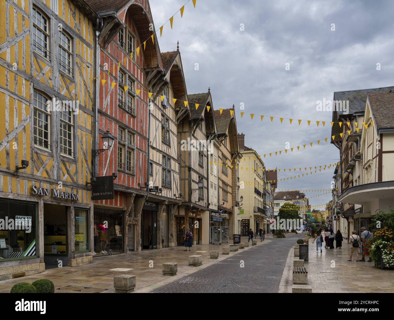 Troyes, France- 13 septembre 2022 : maisons médiévales à colombages dans le centre historique de Troyes Banque D'Images