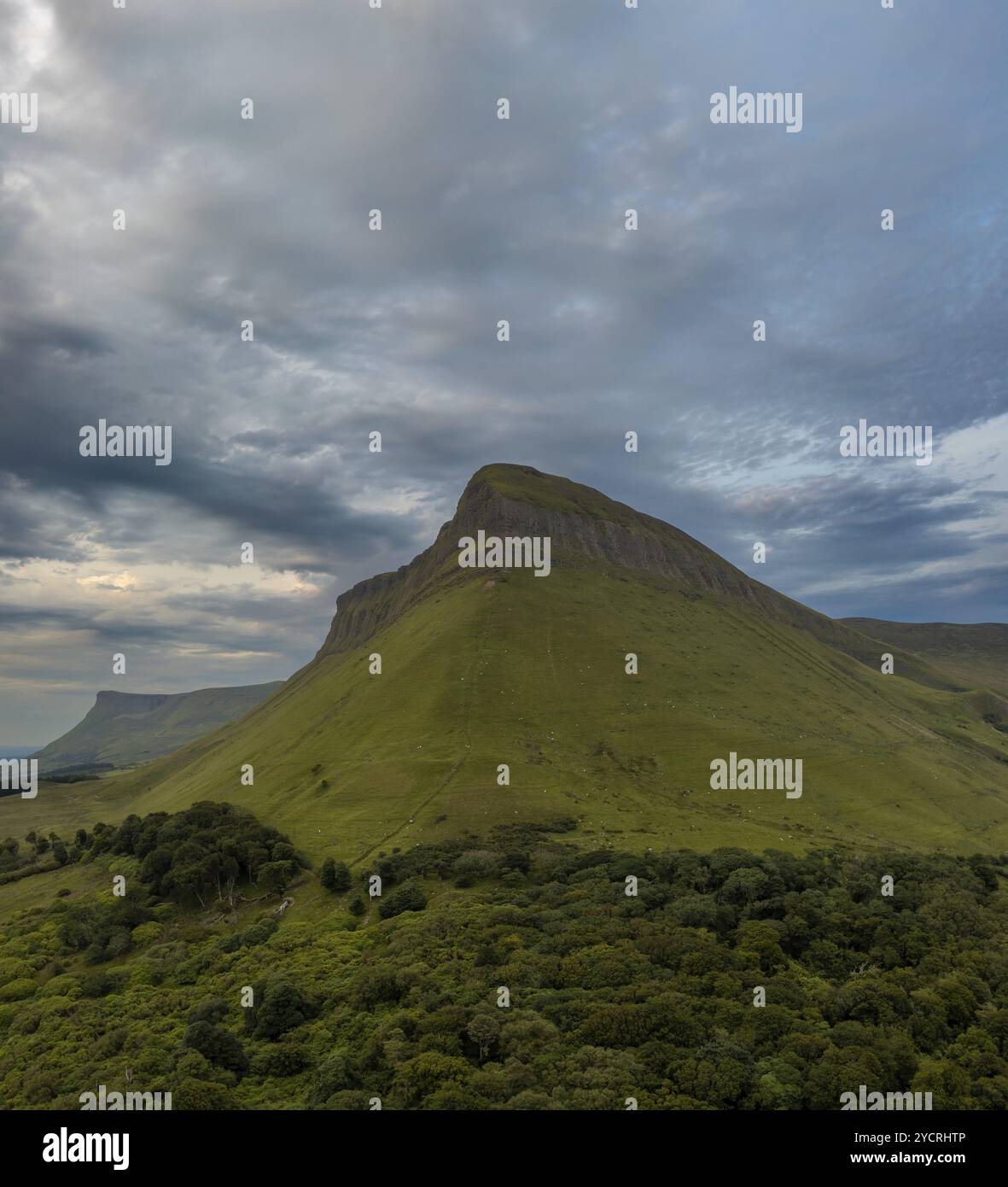 Vue sur le coucher du soleil et le ciel couvert dans la soirée autour de Bunbeg table top montagne dans le comté de Sligo en Irlande occidentale Banque D'Images