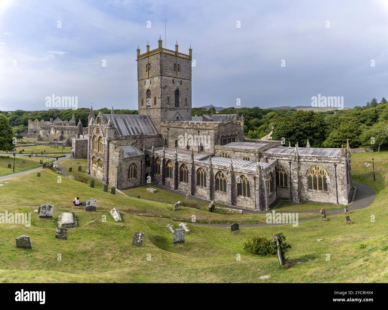 St Davids, Royaume-Uni, 28 août 2022 : vue de la cathédrale et du cimetière St Davids dans le Pembrokeshire, en Europe Banque D'Images