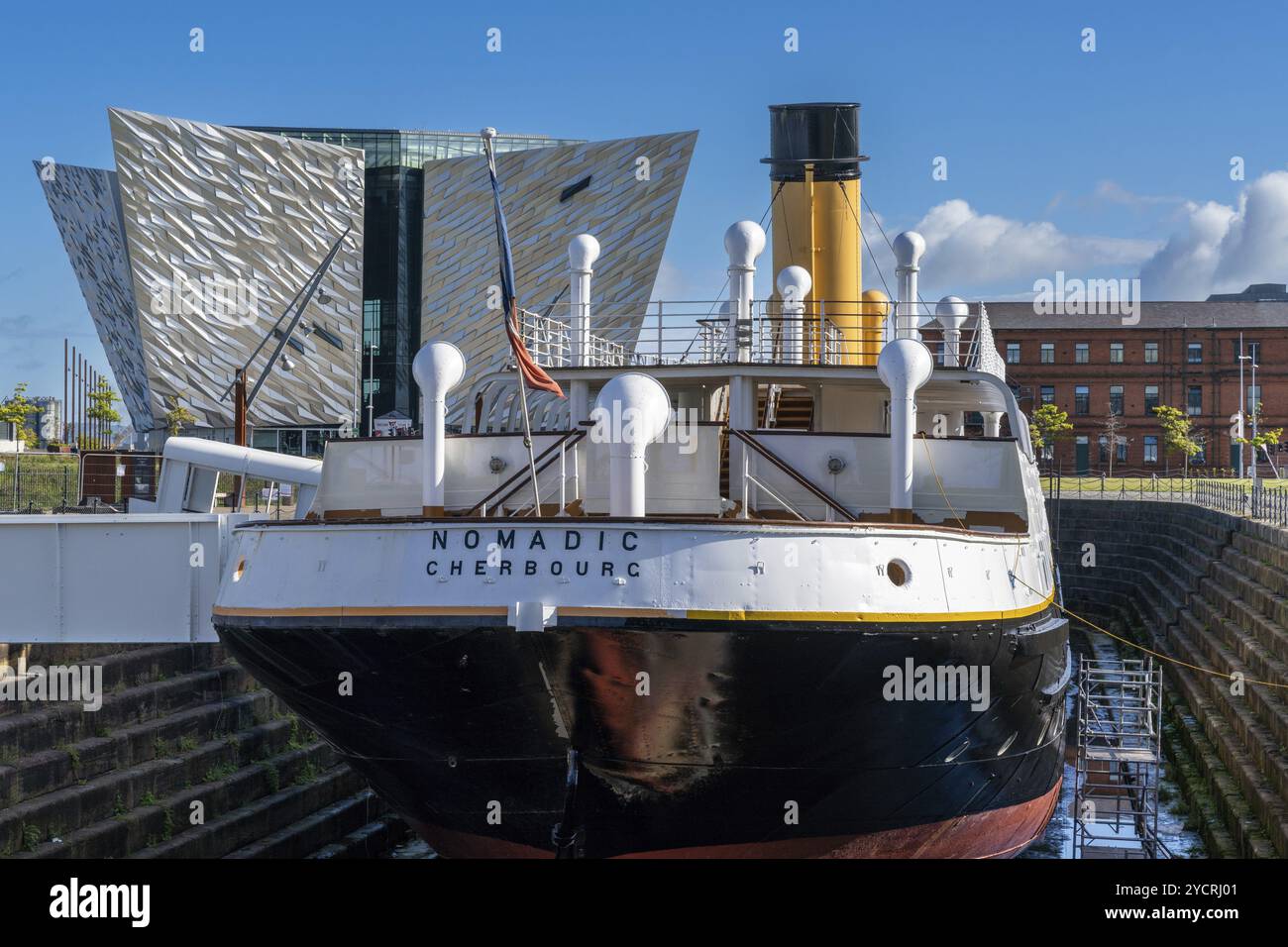Belfast, Royaume-Uni, 21 août 2022 : le HMS Nomadic en cale sèche et le musée du Titanic à Belfast, en Europe Banque D'Images