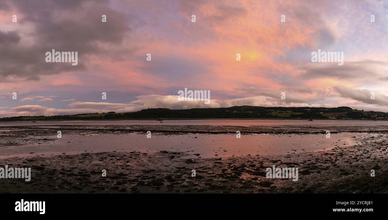 Une vue panoramique de la rivière Clyde près de Dumbarton à marée basse au coucher du soleil Banque D'Images