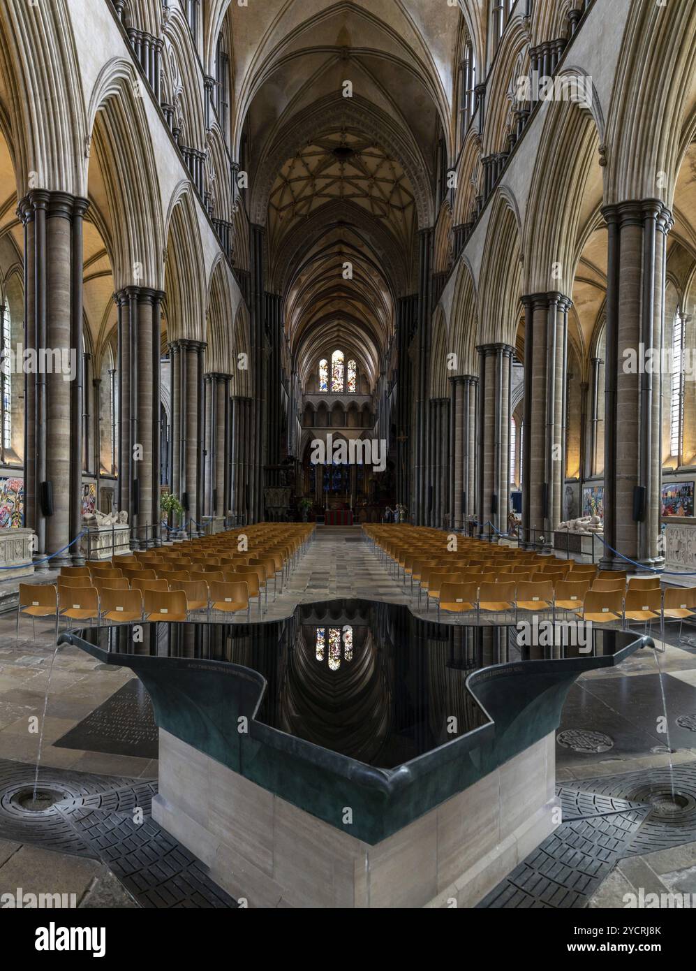 Salisbury, Royaume-Uni, 8 septembre 2022 : vue des fonts baptismaux de William Pye et de la nef centrale de la cathédrale historique de Salisbury, en Europe Banque D'Images