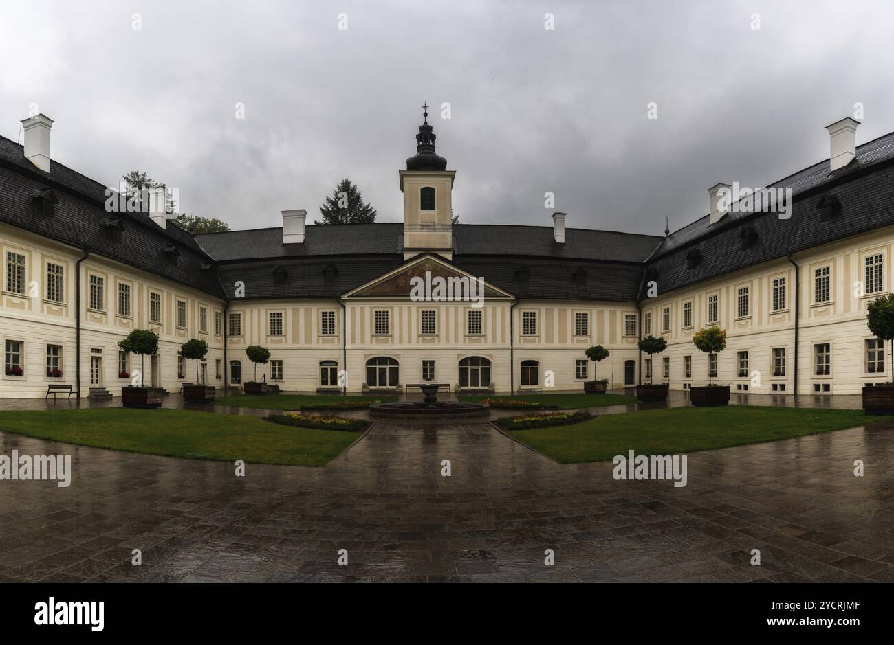 Svaty Anton, Slovaquie, 27 septembre 2022 : vue sur la cour spacieuse et l'entrée du manoir à Svaty Anton en Slovaquie, Europe Banque D'Images