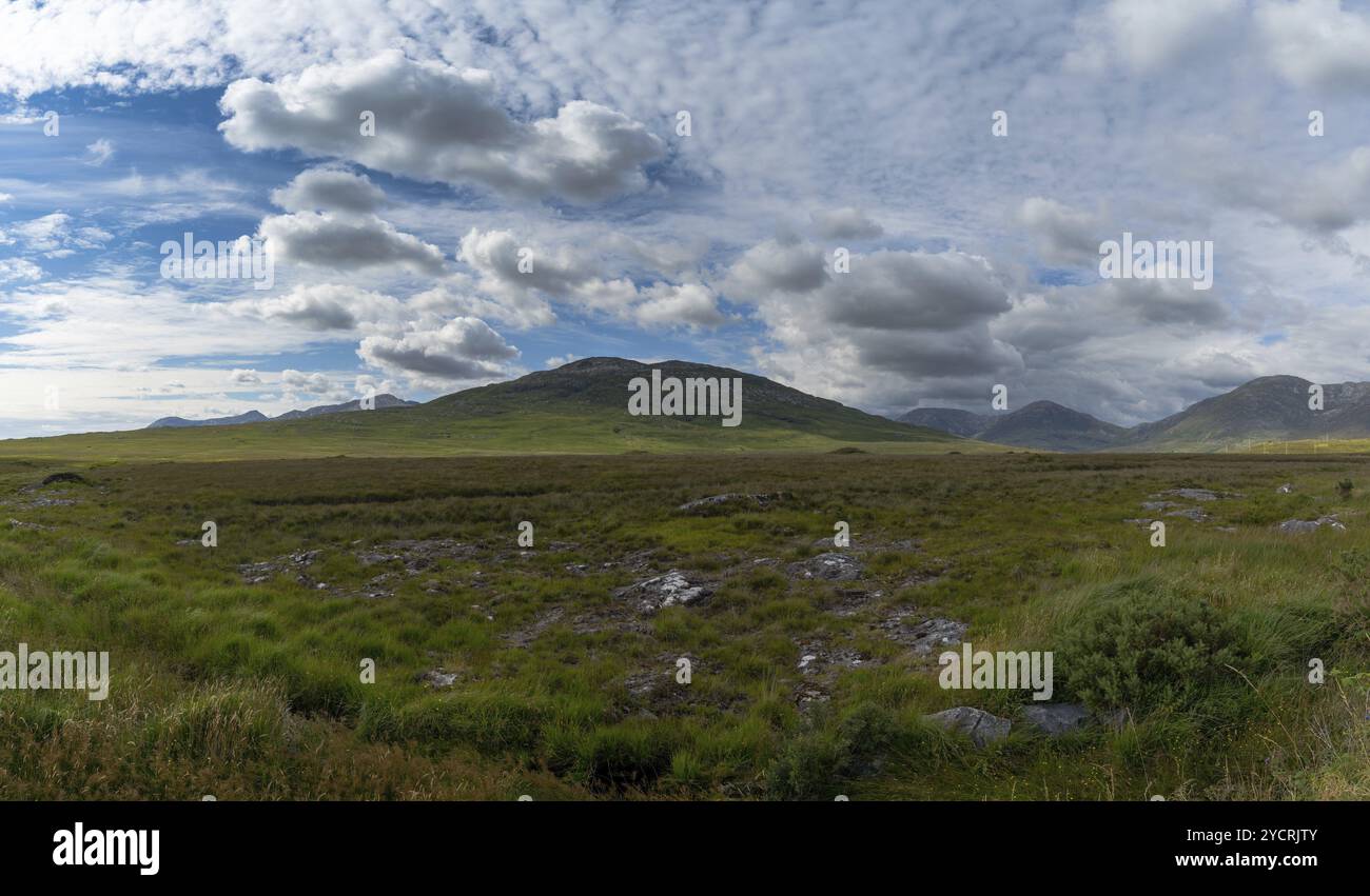 Parc national du Connemara paysage avec les montagnes des douze Bens et des glens en Irlande occidentale Banque D'Images