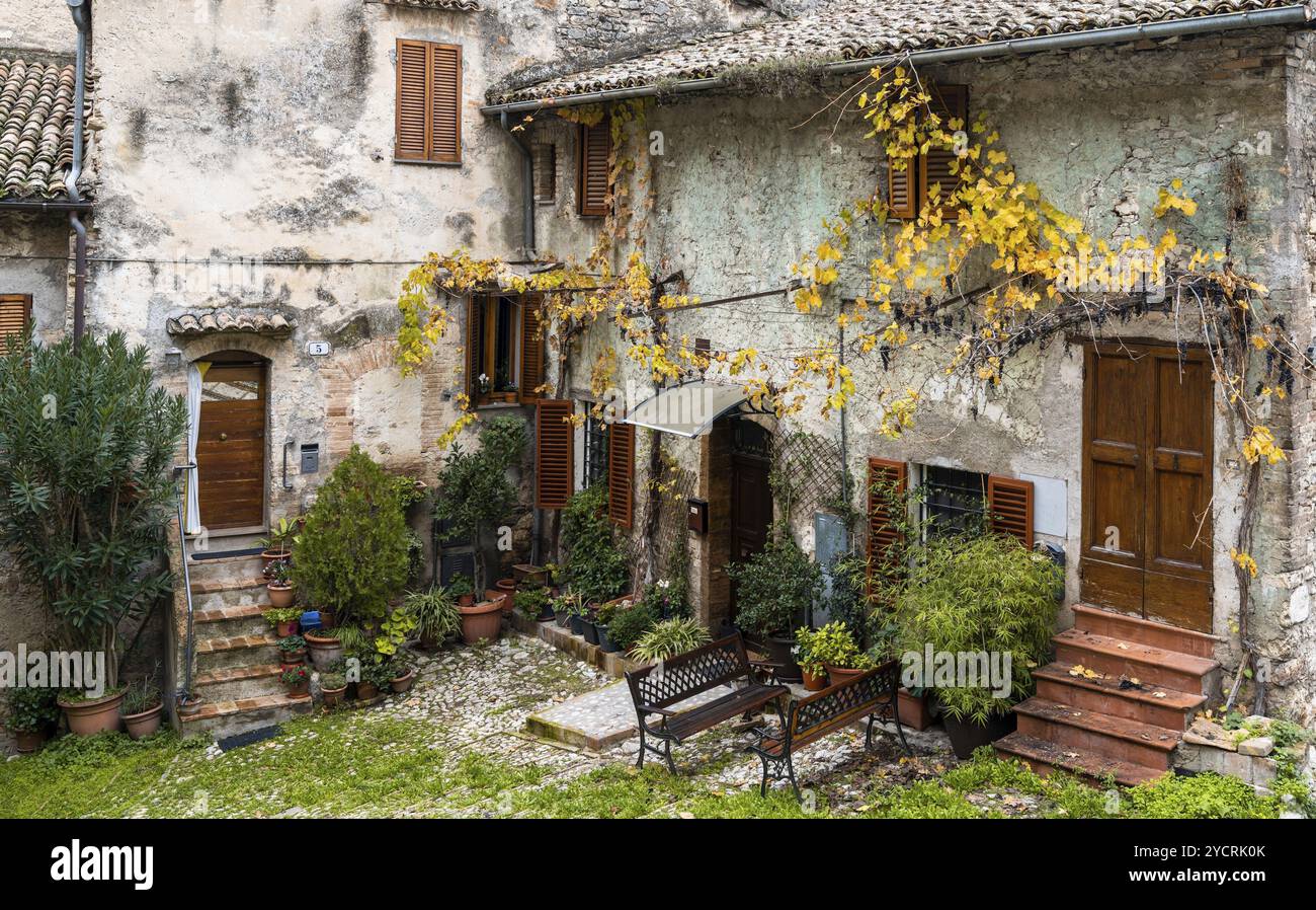 Spoleto, Italie, 25 novembre 2022 : Maison rustique en pierre et petite cour dans le centre historique de Spoleto, Europe Banque D'Images