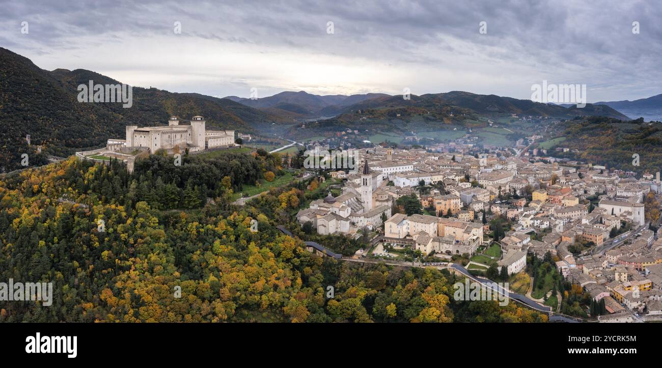 Vue panoramique sur la ville historique de Spoleto avec la forteresse et la cathédrale Rocca Albornoziana Banque D'Images