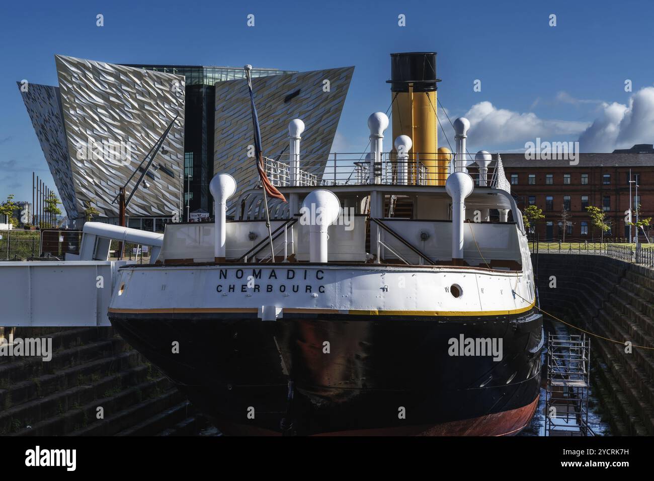 Belfast, Royaume-Uni, 21 août 2022 : le HMS Nomadic en cale sèche et le musée du Titanic à Belfast, en Europe Banque D'Images
